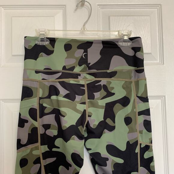 Zyia green camo print cropped leggings size 12 - Picture 4 of 8